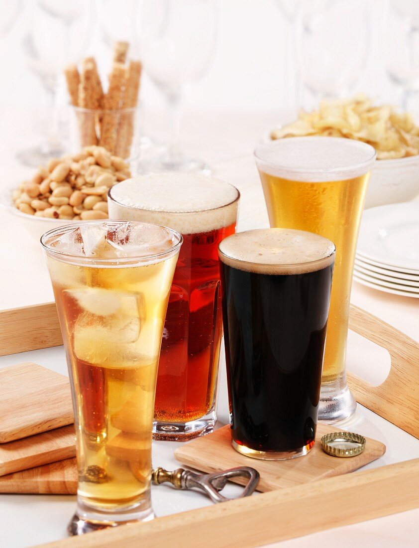 Verschiedene Biergläser, Cidre und Partysnacks