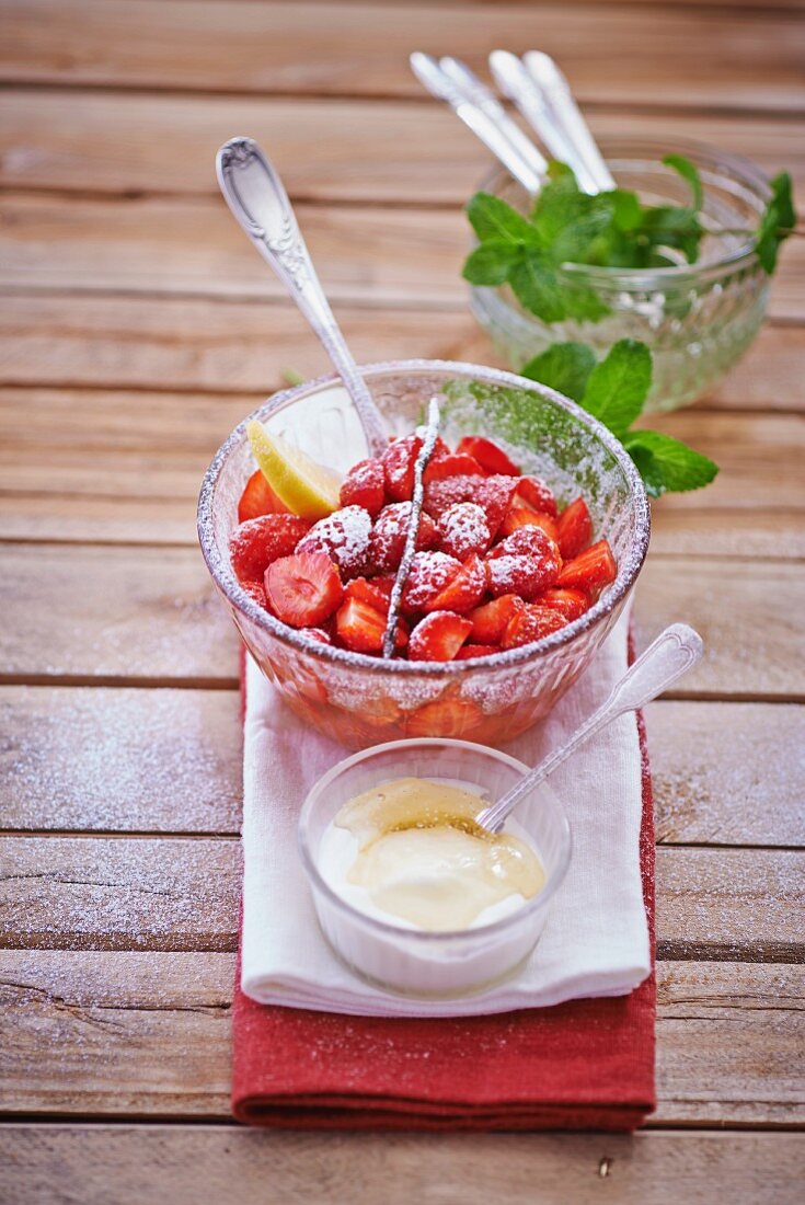 Frische Erdbeeren mit Zucker und Zitrone