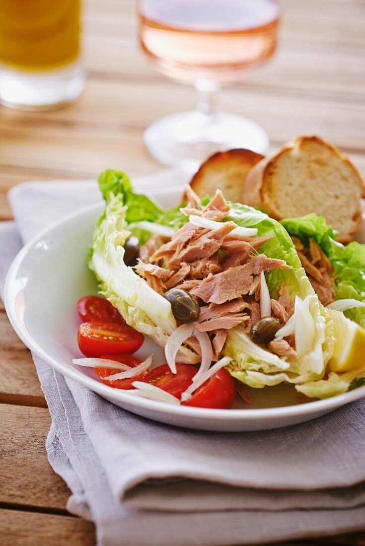 Tuna salad with tomatoes, capers and onions