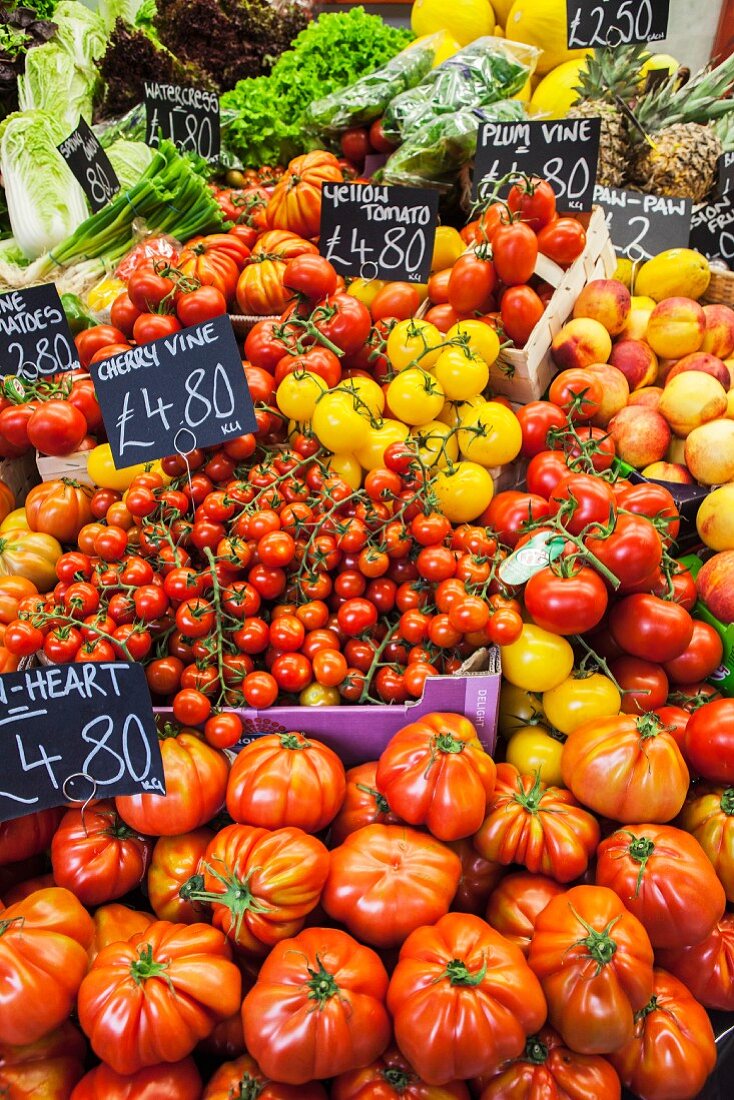 Verschiedene Tomatensorten auf dem Markt