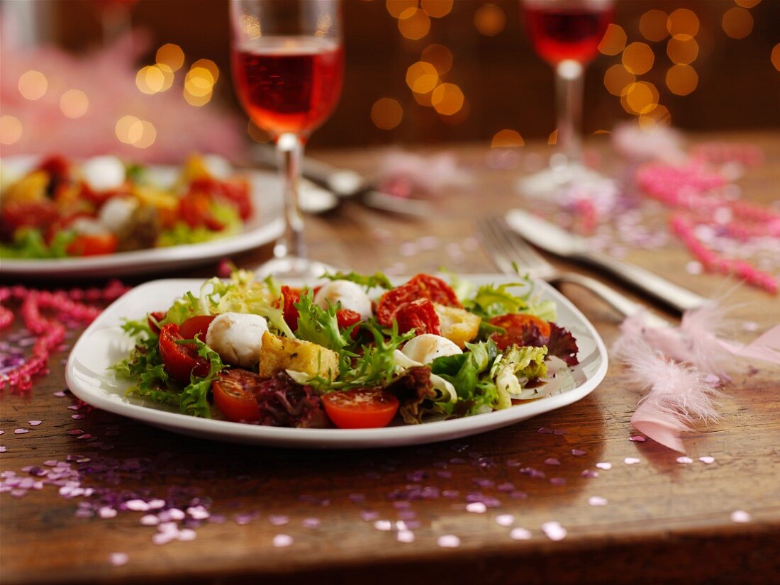 Tomaten-Mozzarella-Salat am Partybuffet