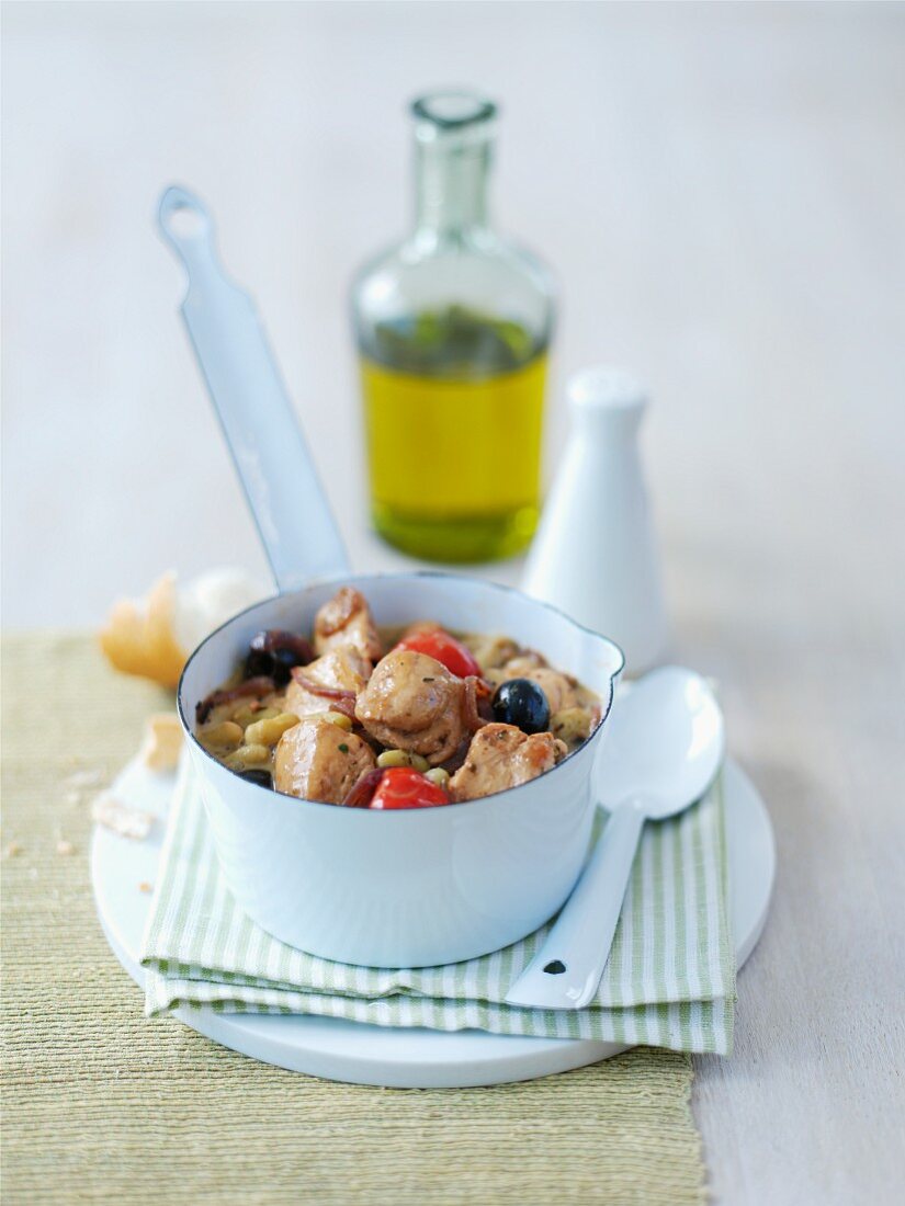 A stew with turkey breast, tomatoes and olives