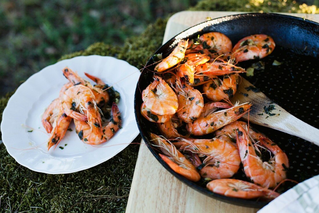 Gebratene Riesengarnelen mit Knoblauch und Petersilie