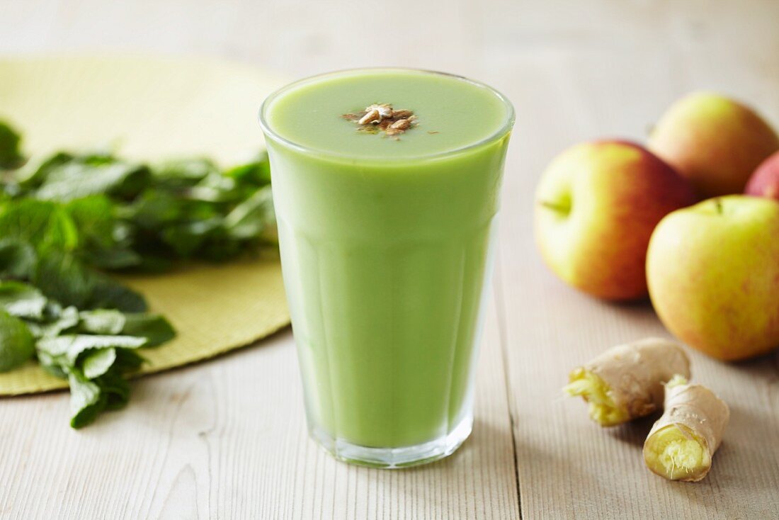 Apple and ginger smoothie with mint