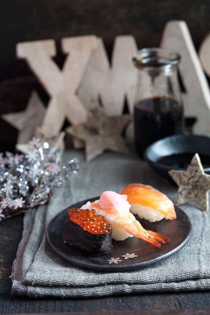 Verschiedene Sushi mit eingelegtem Ingwer zu Weihnachten