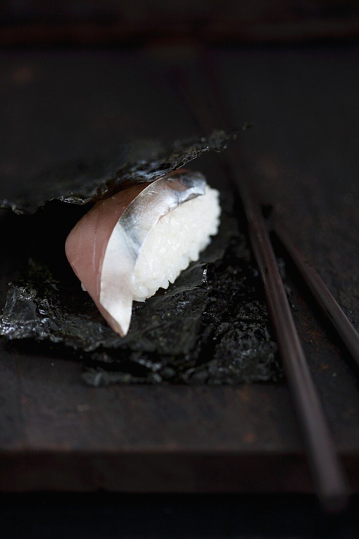 Nigiri-Sushi mit Lachs (Sake) zwischen salzigen Nori (Japan)