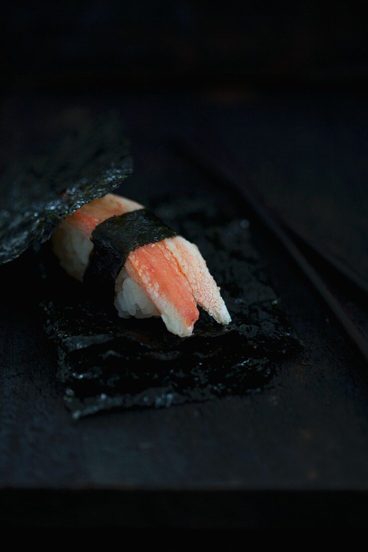Nigiri-Sushi mit Krebsfleisch zwischen salzigen Nori (Japan)