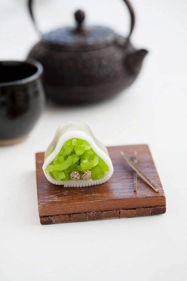 Wagashi Pinie (Watsu) mit Teekanne (Japan)