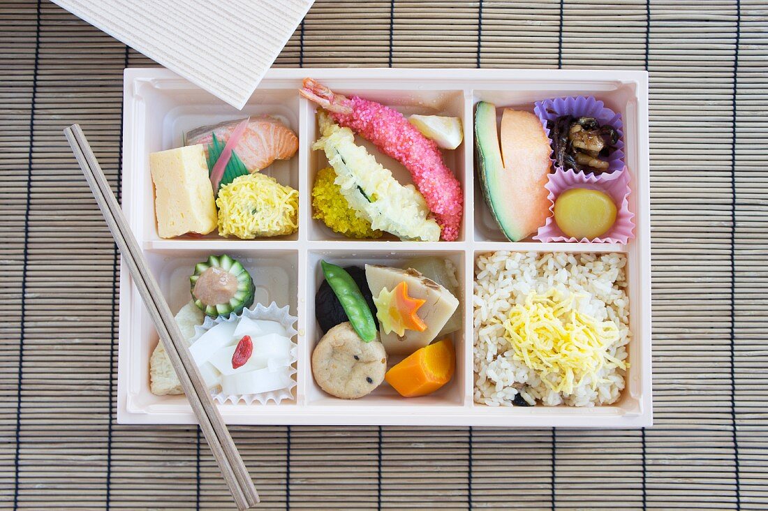 Bento Box mit Fisch, Tempura, Reis etc. (Japan)