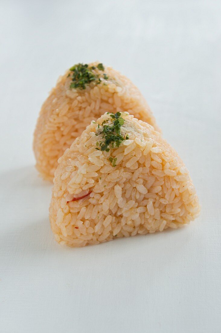 Onigiri (gewürzte Reisbällchen, Japan) mit Paprika und Lachs