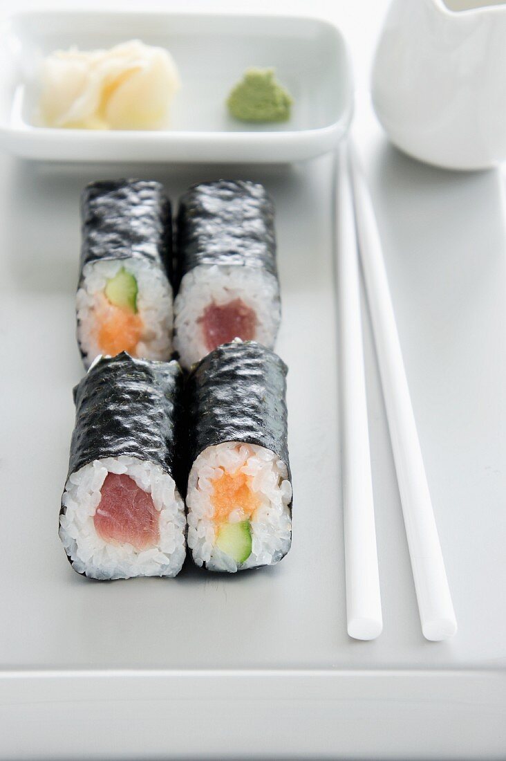 Maki-Sushi mit Thunfisch, Lachs und Gurken