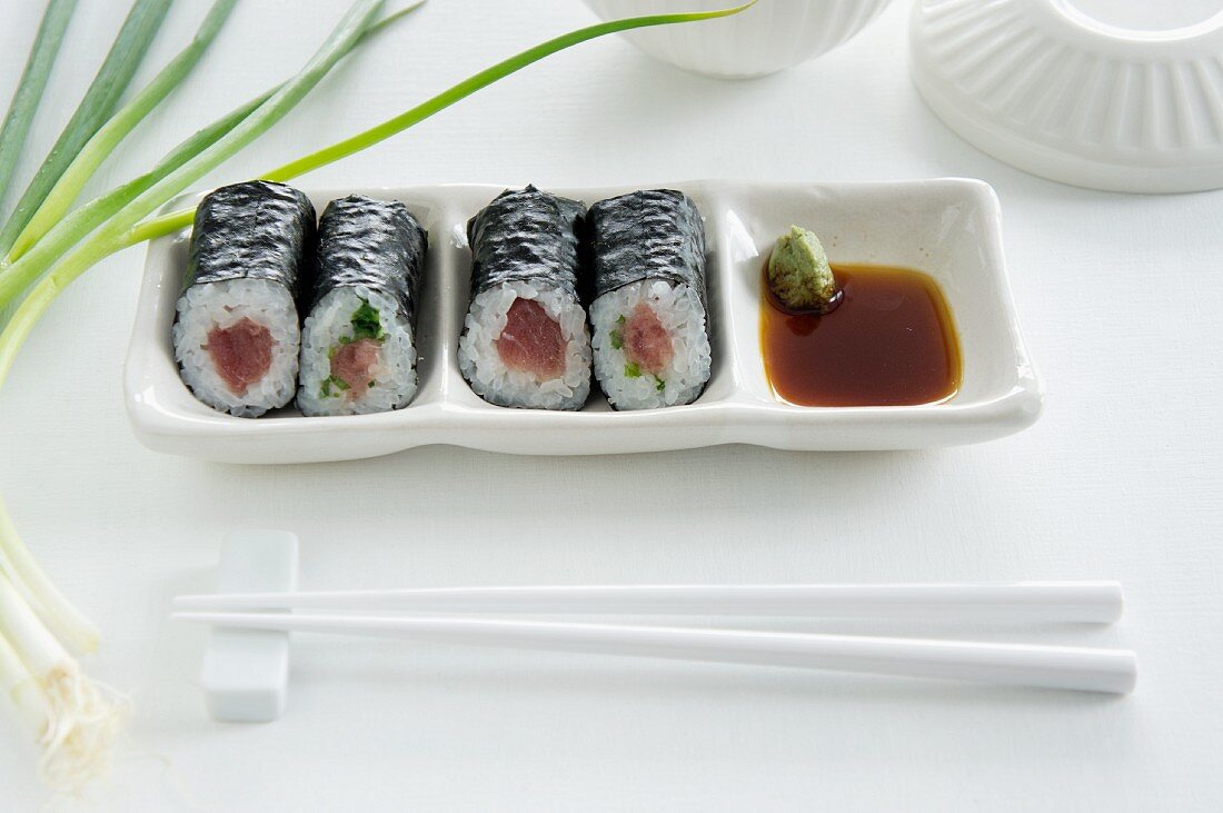 Maki-Sushi mit Thunfisch, Lachs und Gurken, Sojasauce und Wasabi