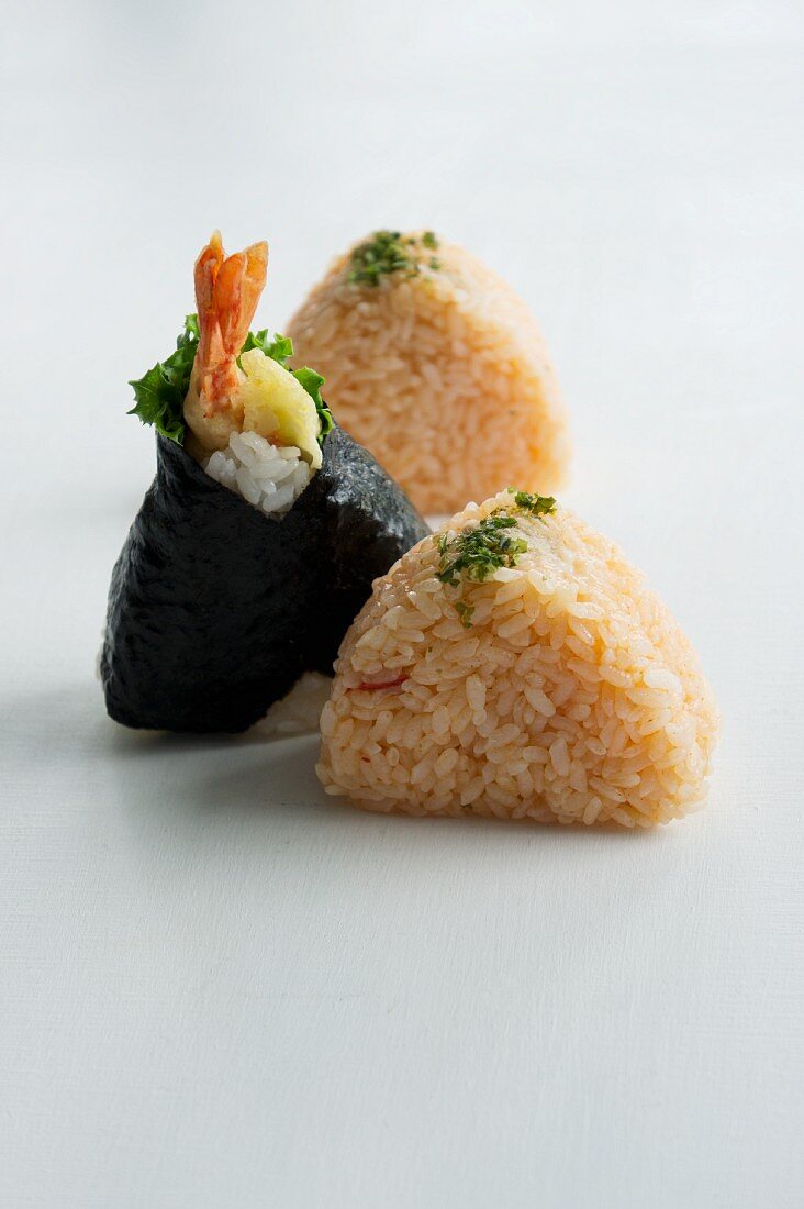 Verschiedene Onigiri (gewürzte Reisbällchen, Japan), teilweise mit Nori