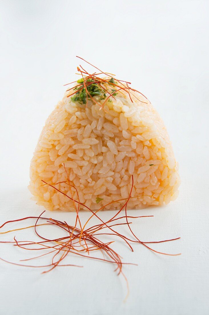 Onigiri (gewürzte Reisbällchen, Japan) mit Paprika und Lachs