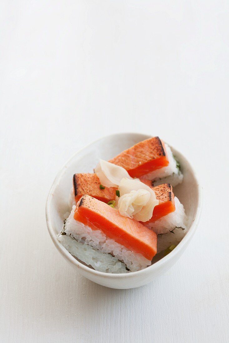 Oshi-Sushi mit angebratenem Lachs und eingelegten Ingwer (Gari)