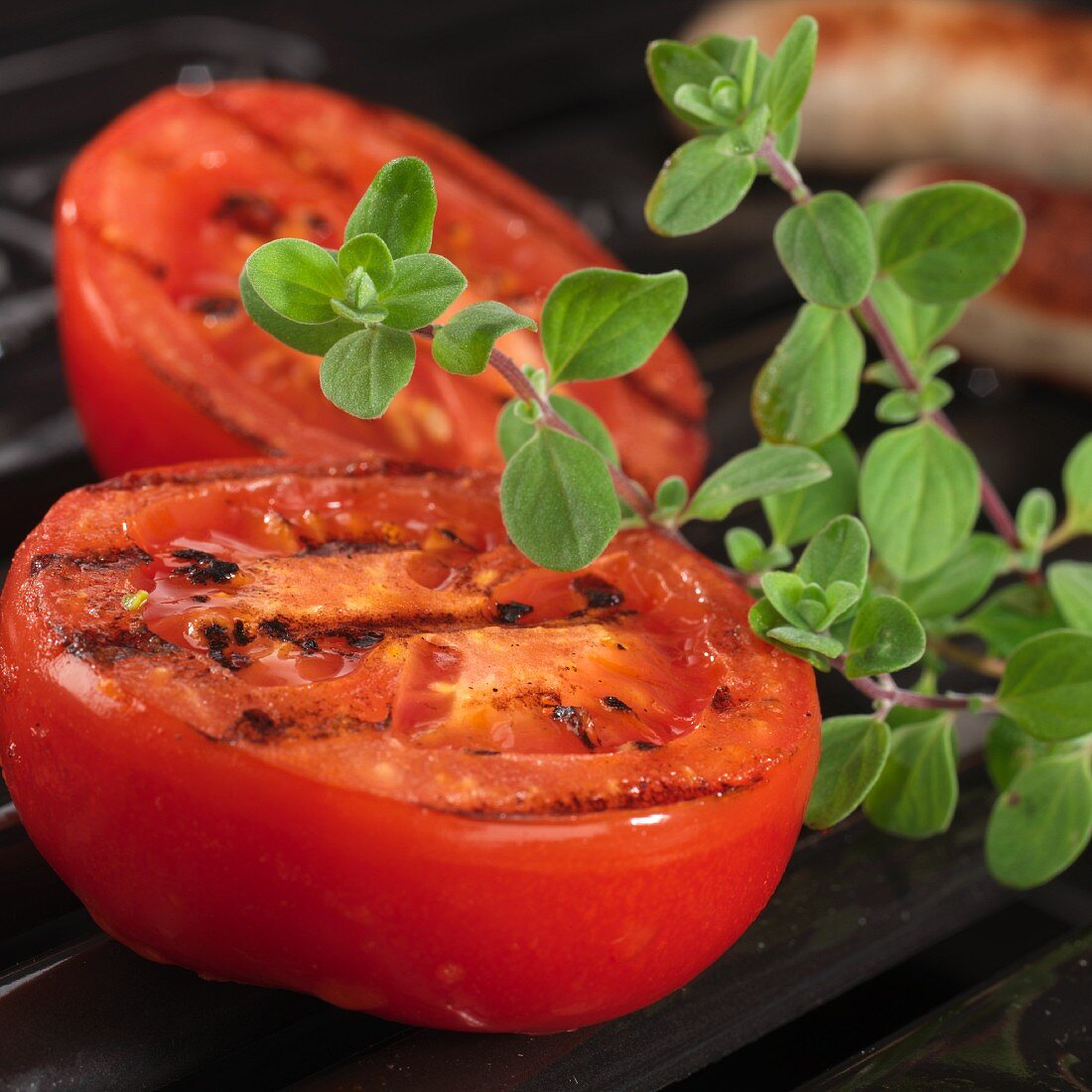 Grilltomaten und frischer Oregano