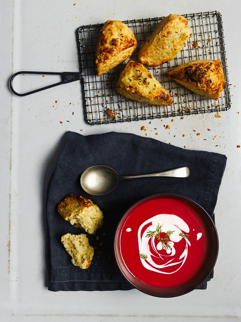 Rote-Bete-Suppe mit Käsescones