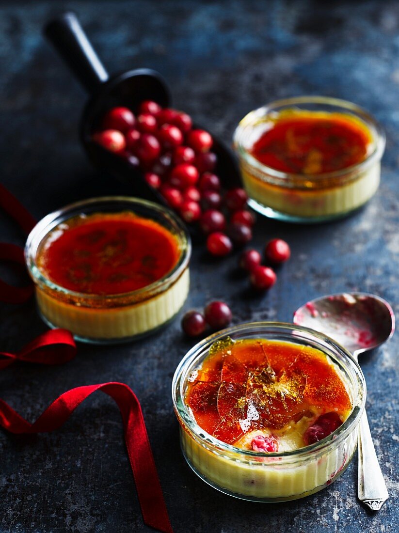 Crème brûlée mit Cranberries zu Weihnachten