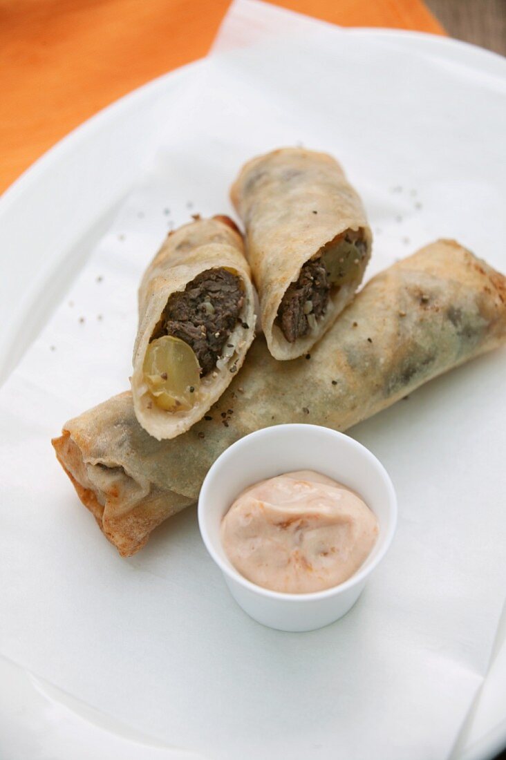 Small spring rolls with grapes and venison