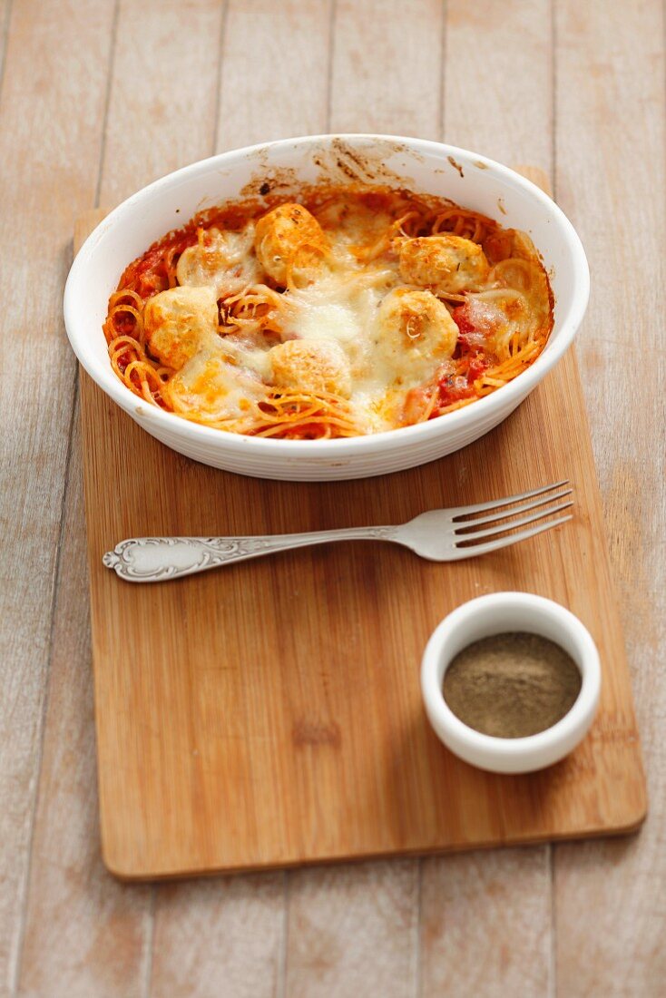 Überbackene Spaghetti mit Geflügelhackbällchen und Tomatensauce
