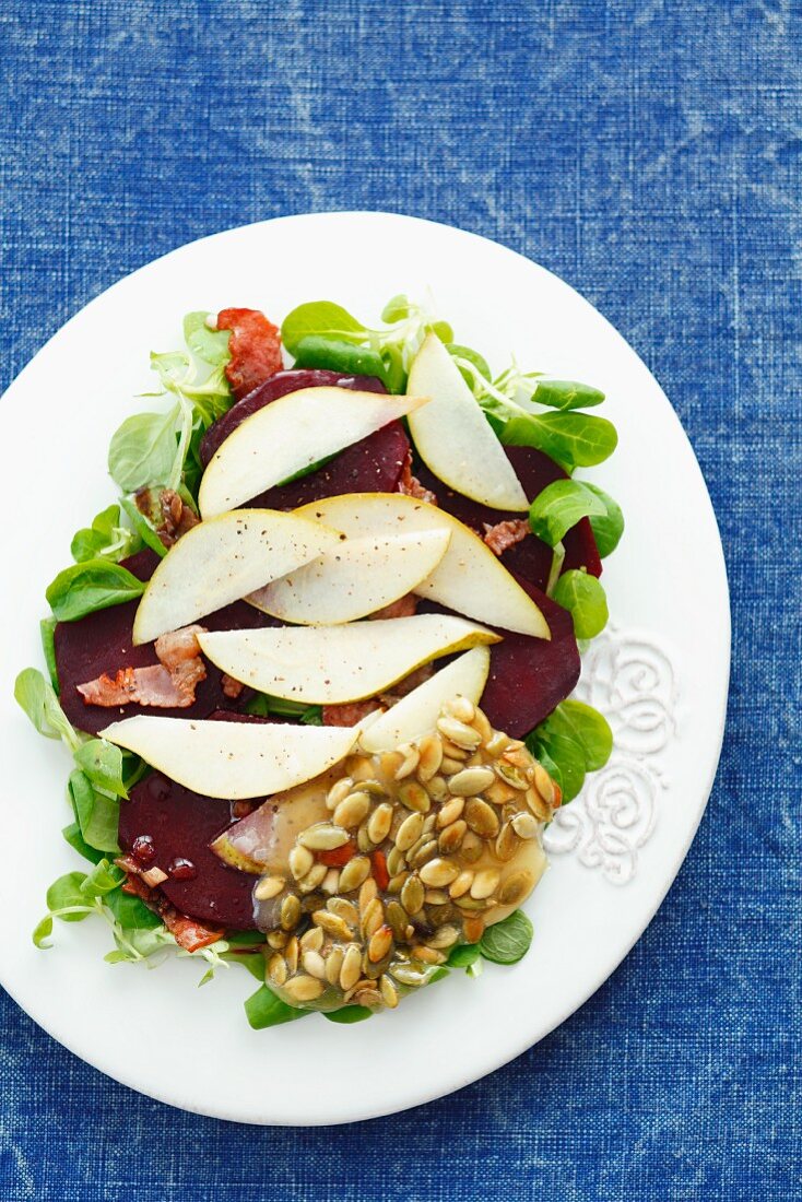 Feldsalat mit Roter Bete, Birnen, Pancetta, Kürbiskernen und Honigwabe