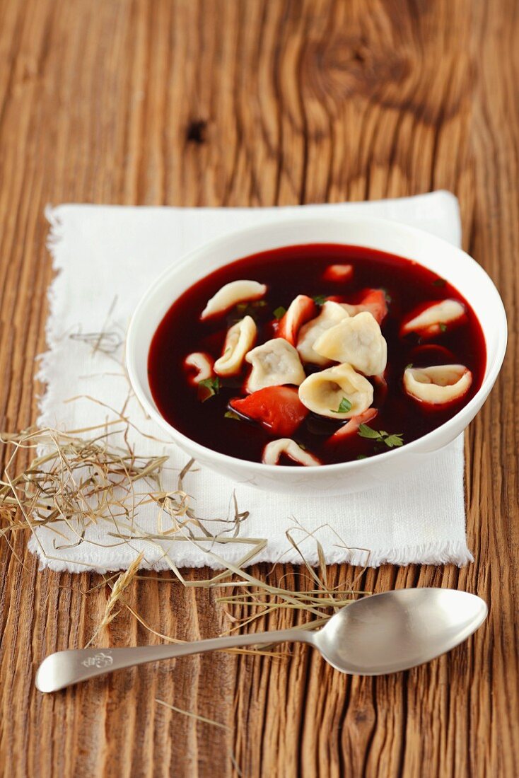 Borschtsch mit Pilzklösschen zu Weihnachten