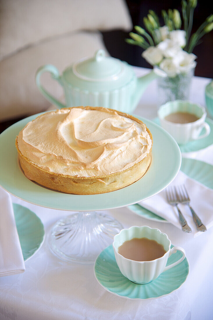 Rhubarb meringue pie