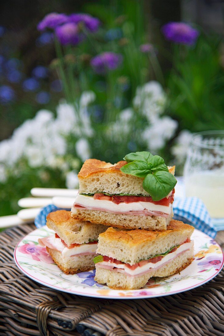 Focaccia-Sandwich mit Mozzarella, Tomaten und Basilikum