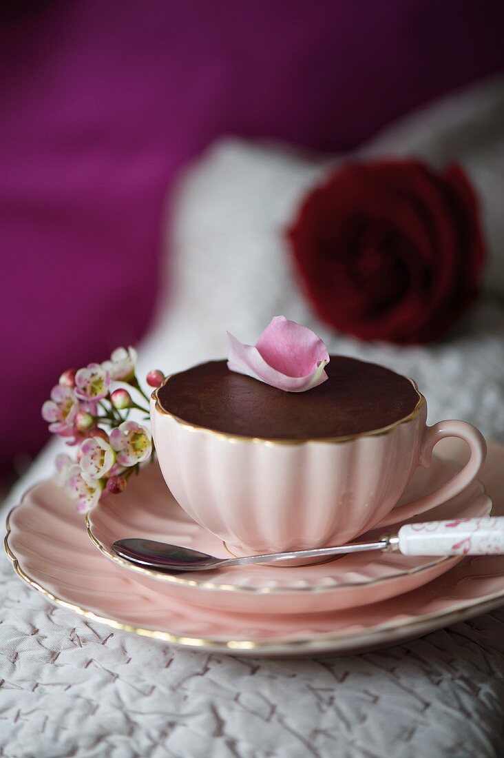 Schokoladendessert mit Rosenblüte zum Valentinstag