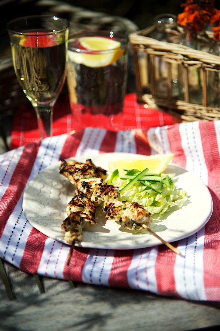 Grillspiesse mit Salat und Wein