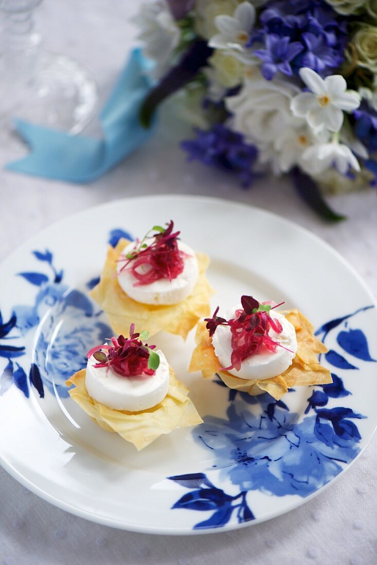 Puff pastry tartlets with goat's cheese and red onion confit