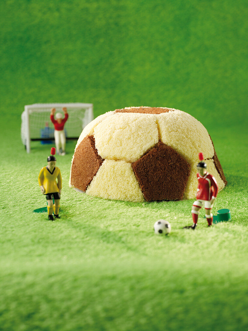 Fussballkuchen und Spielzeugfiguren