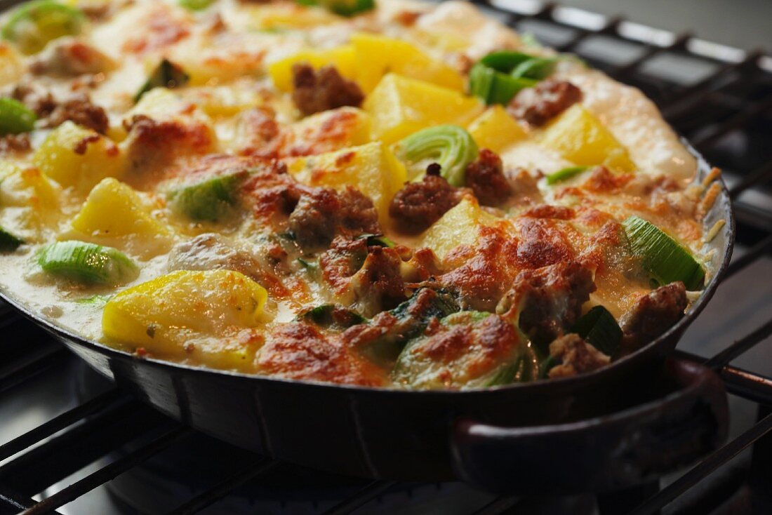 Minced meat and potato bake with leeks