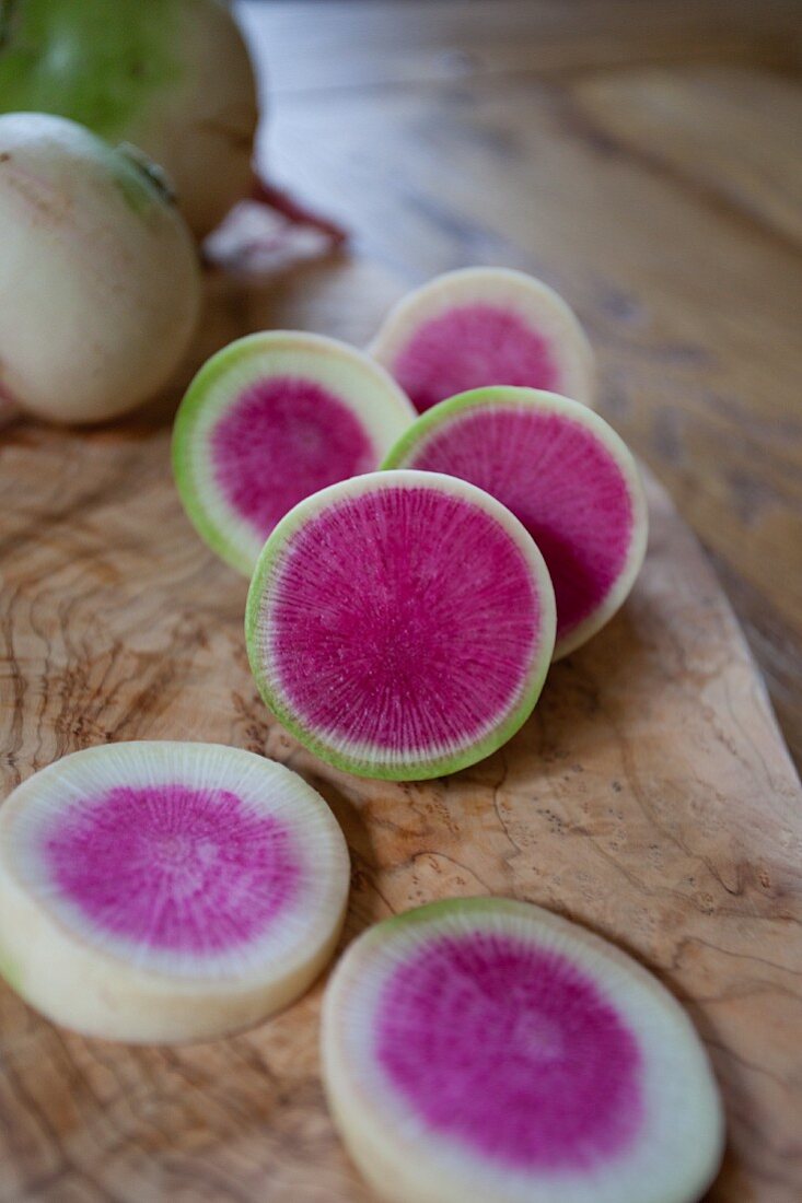 Wassermelonenrettich, teilweise in Scheiben geschnitten