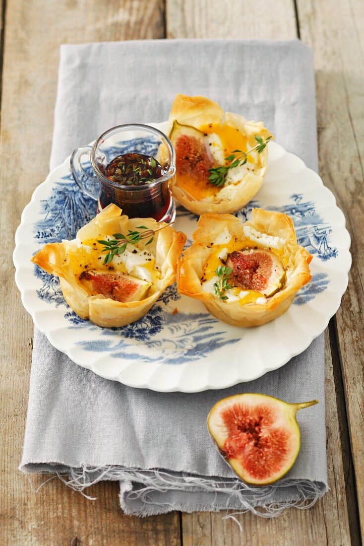 Filo pastry tartlets with figs and goat's cheese