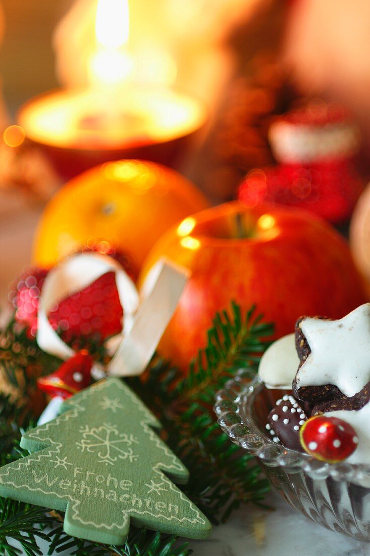 Cinnamon stars and Christmas decorations (close-up)