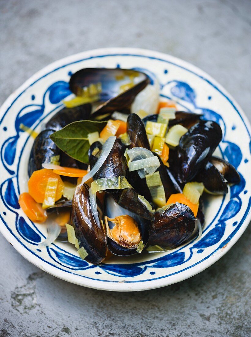 Mussels in a white wine sauce with carrots and leek
