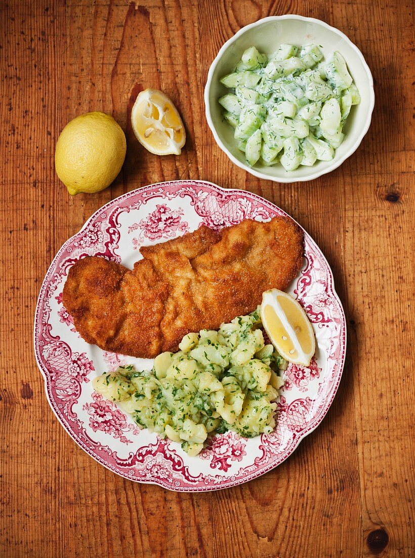 Wiener Schnitzel mit Kartoffeln und Gurkensalat