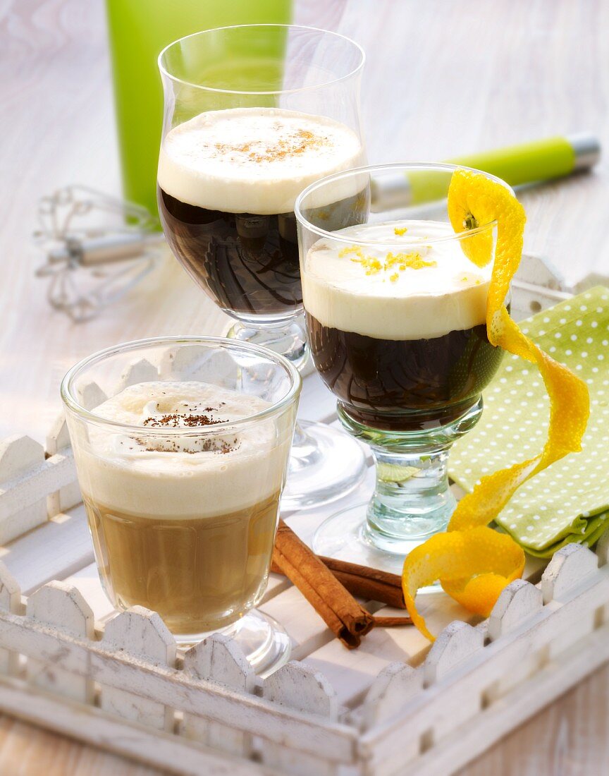 Schoko-Cappuccino, Café Westindia mit Rum, Gewürzen und Orangenschale und Pharisäer