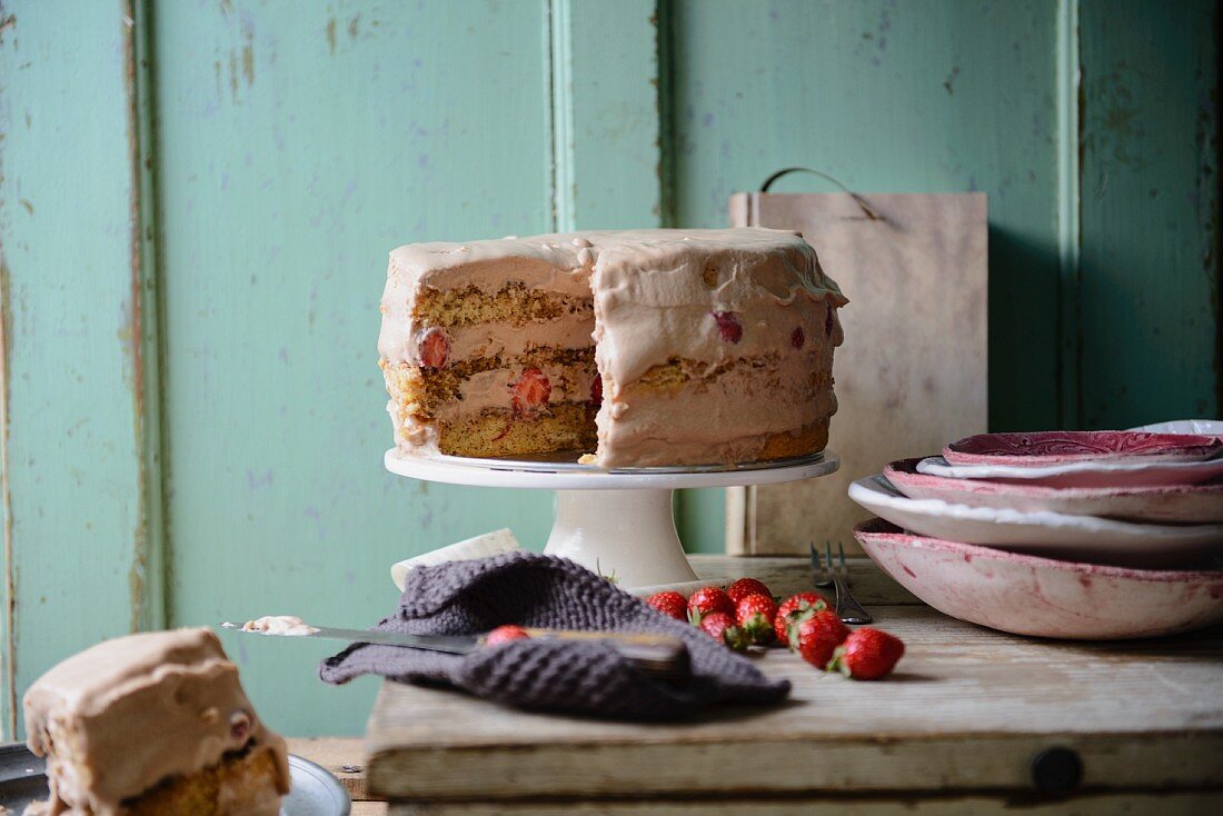 Erdbeertorte mit Mandelbiskuit, Schokolade und gesalzenem Karamellmousse