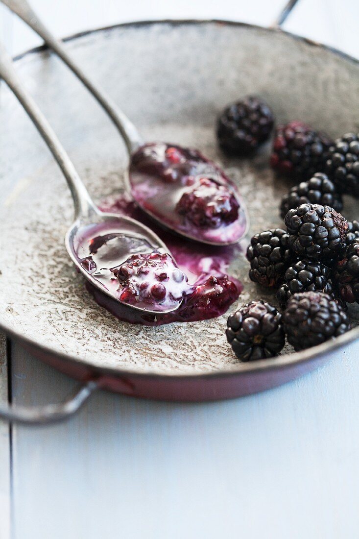 Blackberries and blackberries with yoghurt in a baking tin