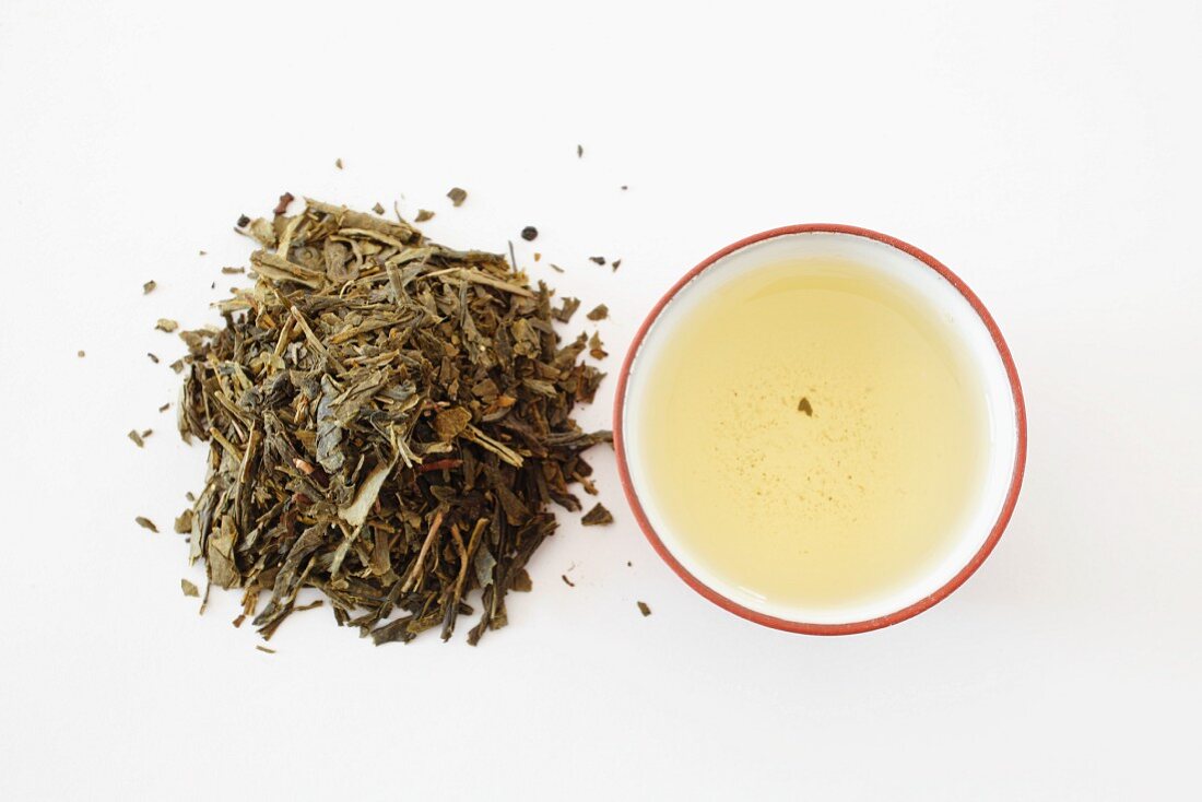 Sencha Grüntee (Teeschale und Teeblätter)