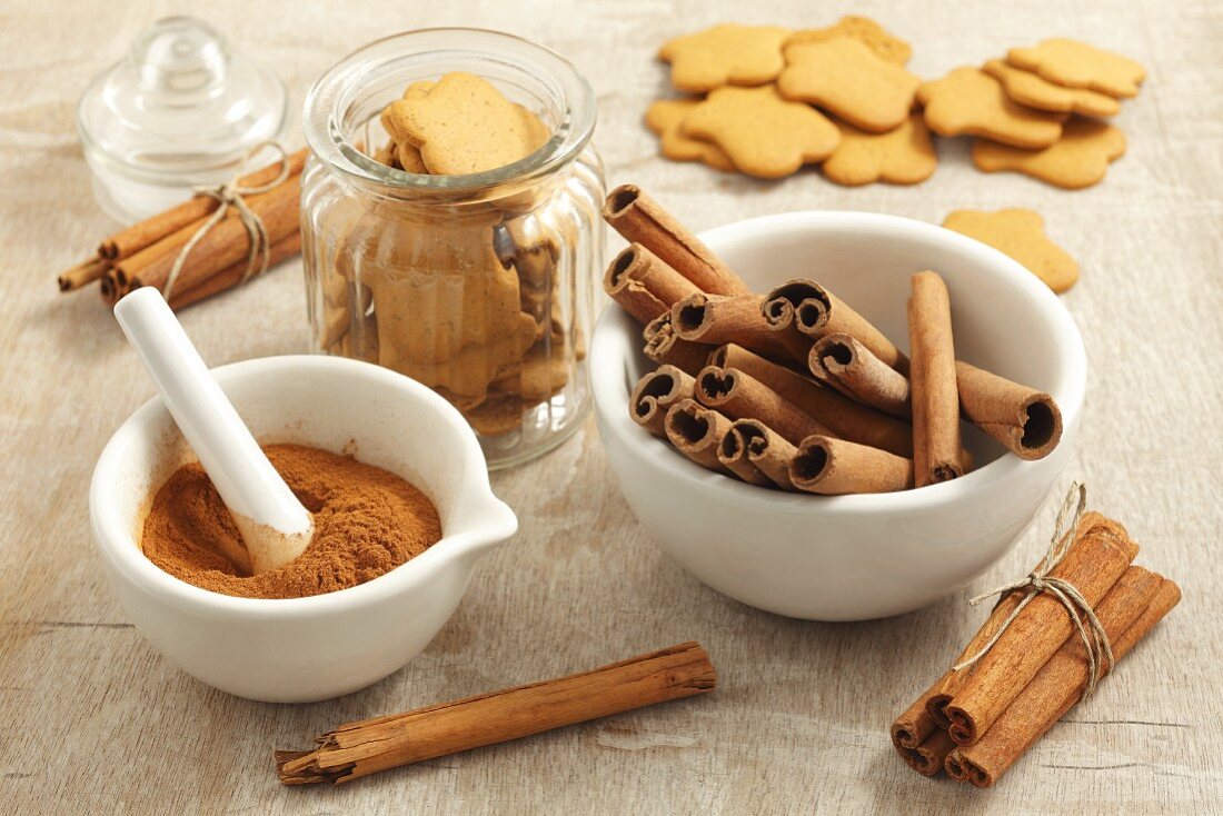 Cinnamon sticks, ground cinnamon and gingerbread biscuits