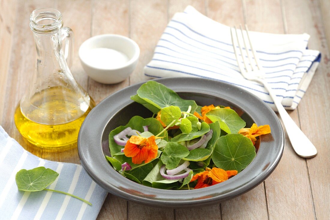 Kapuzinerkressesalat mit Zwiebeln und Olivenöl