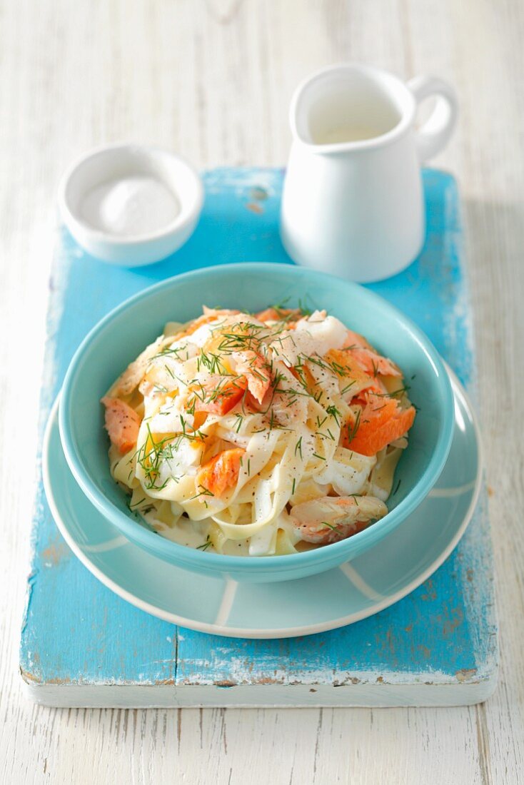 Tagliatelle mit Sahnesauce und Räucherfisch (Lachs, Forelle, Heilbutt)