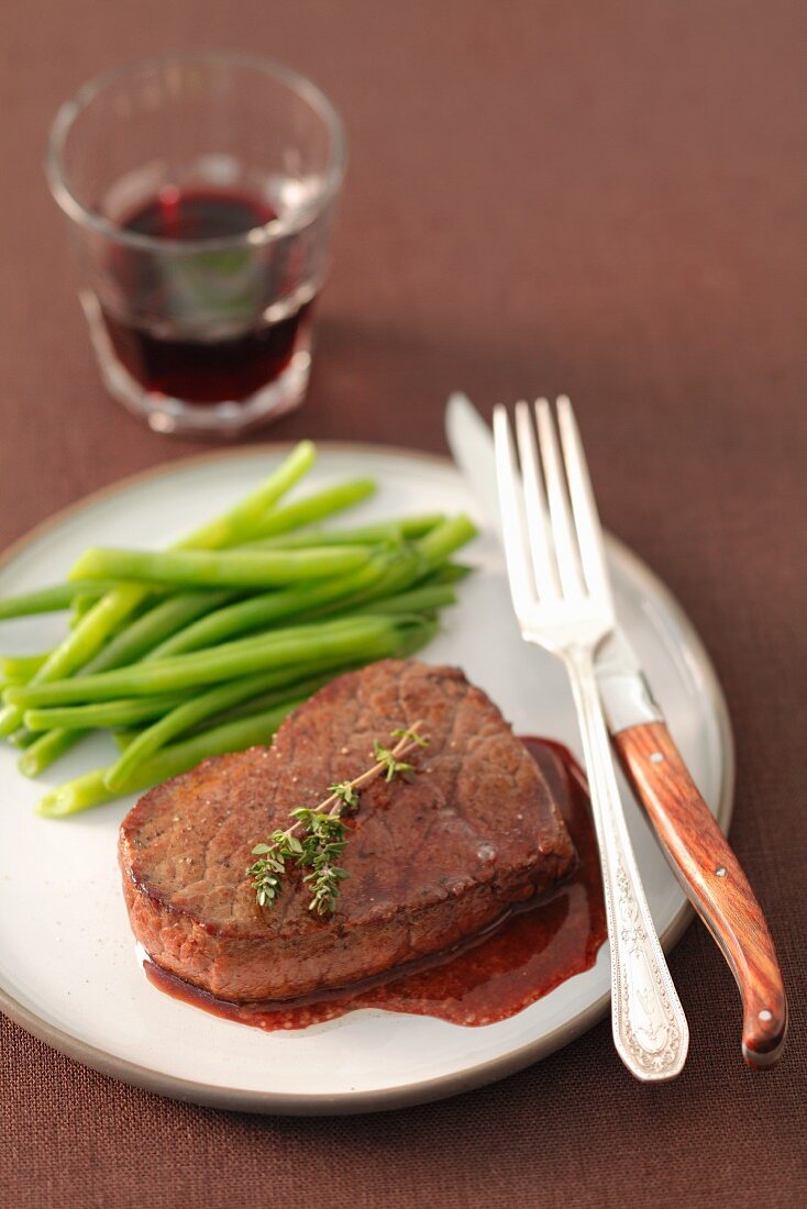 Beef steak with red wine sauce and green beans