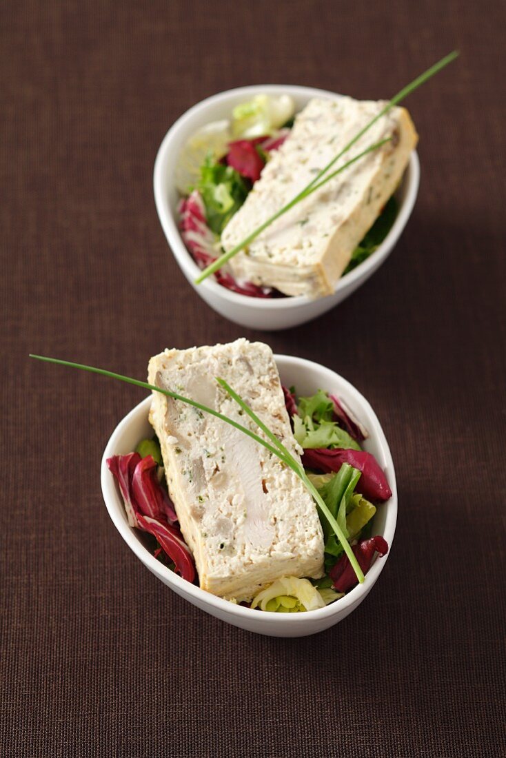 Hähnchenterrine mit Austernpilzen auf Blattsalat