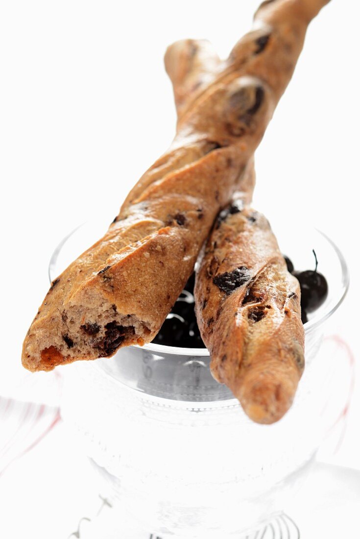 Olivenbaguettes und schwarze Oliven