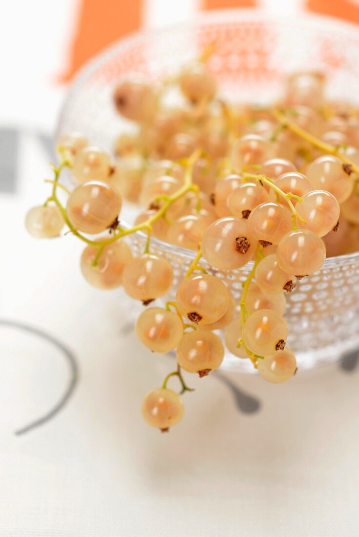 Whitecurrants in a glass bowl