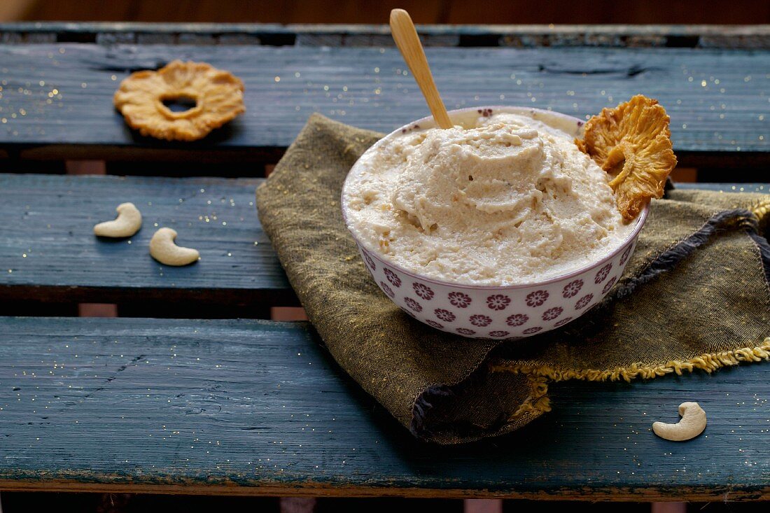 Cashew nut dip with pineapple crisps